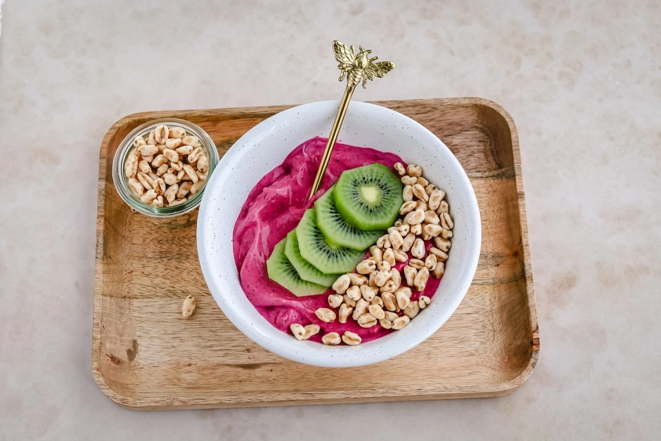 Smoothiebowl met gepofte tarwe & kiwi