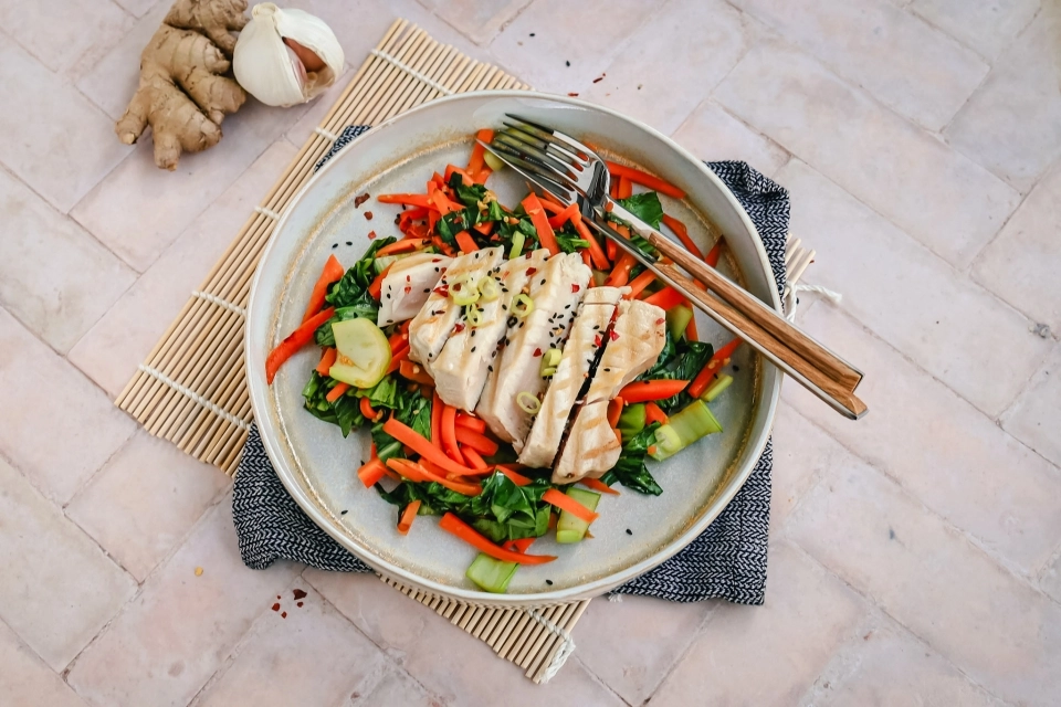 Wortel & paksoi roerbak met tonijnsteak
