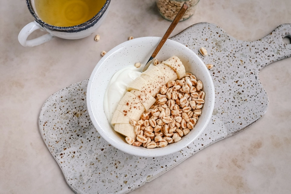 Yoghurt met gepofte tarwe & banaan