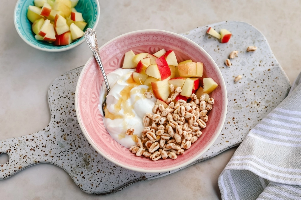 Yoghurt met gepofte tarwe & appel