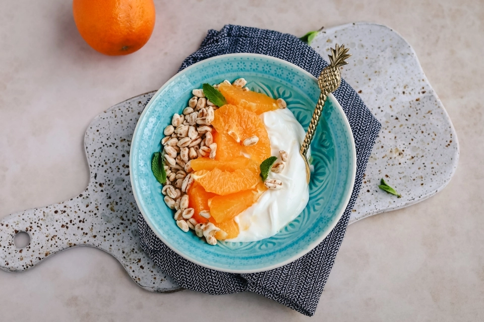 Yoghurt met gepofte tarwe & sinaasappel