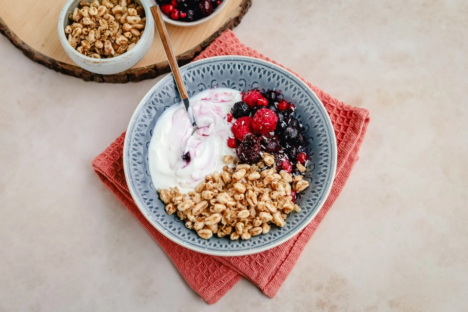 Yoghurt met gepofte tarwe & zomerfruit