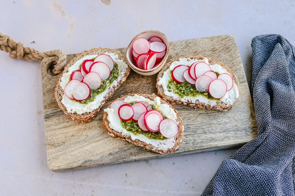 Brood met ricotta, pesto & radijs