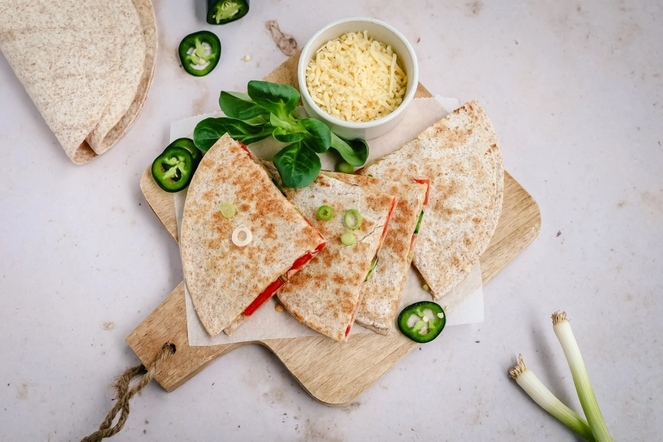 Quesadilla met kaas, tomaat & bosui