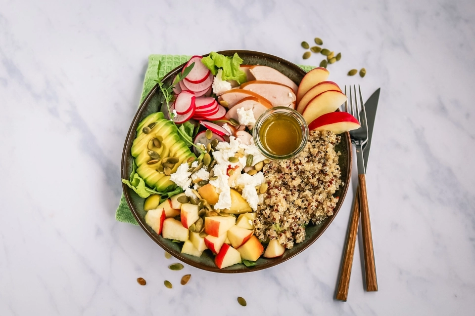 Quinoasalade met appel, gerookte kip & avocado