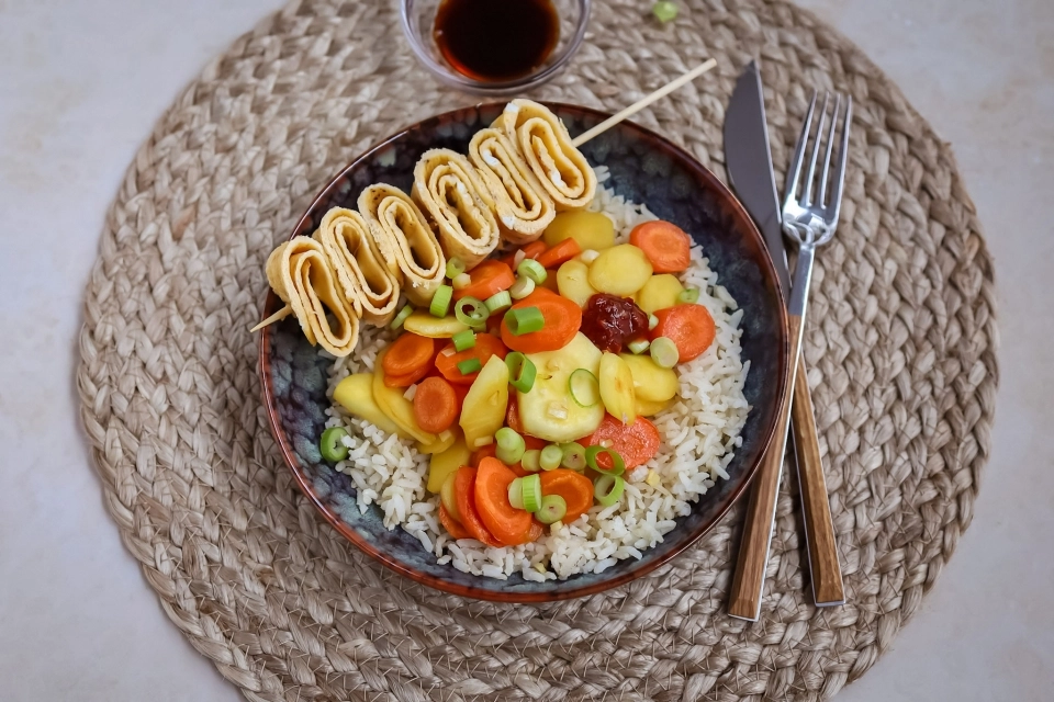Rijst met pastinaak, wortel & omelet rolletjes