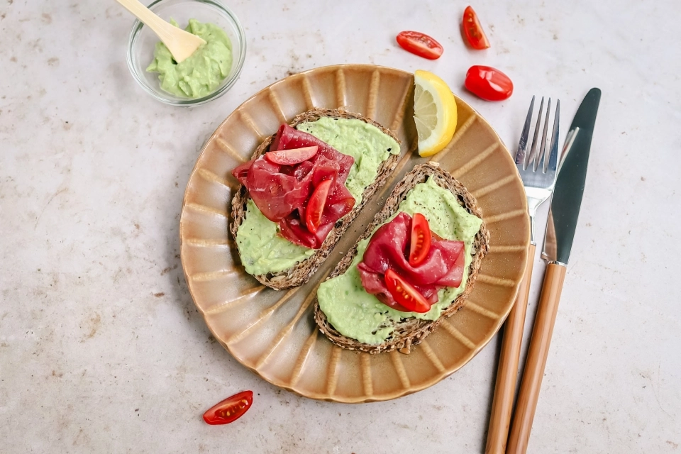 Brood met avocadospread & rookvlees