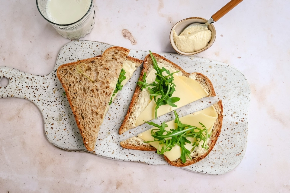 Brood met hummus & kaas