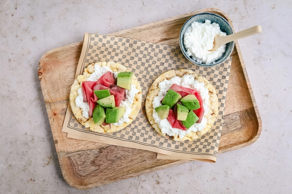 Maïswafels met cottage cheese, rosbief & avocado