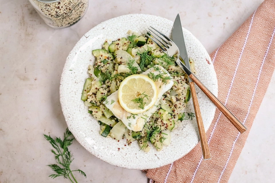 Quinoa pilav met courgette, venkel & kabeljauw