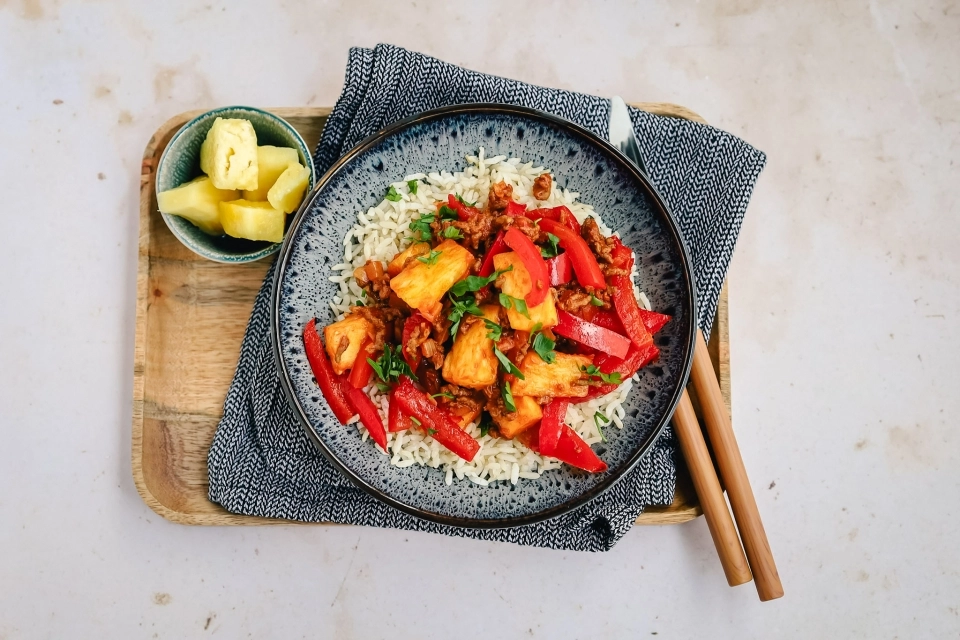 Rijst met gehakt, paprika & ananas