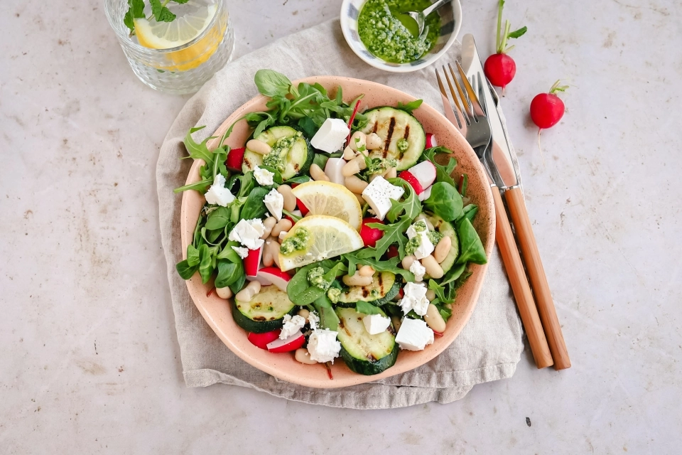 Salade met gegrilde courgette, bonen & pesto dressing