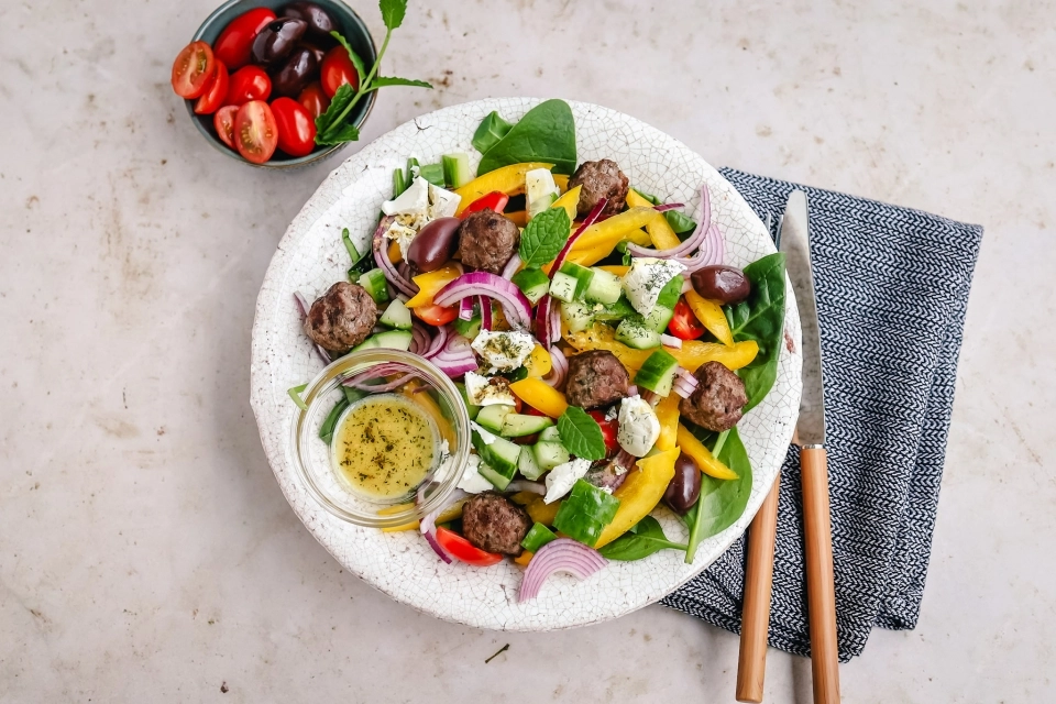 Salade met Griekse gehaktballetjes