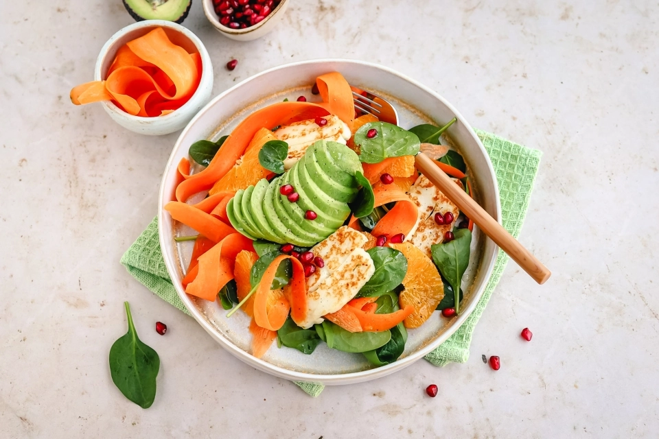 Salade met halloumi, sinaasappel & avocado