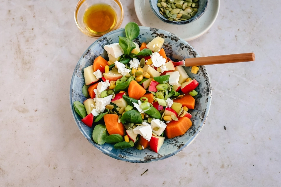 Salade met zoete aardappel, maïs & appel