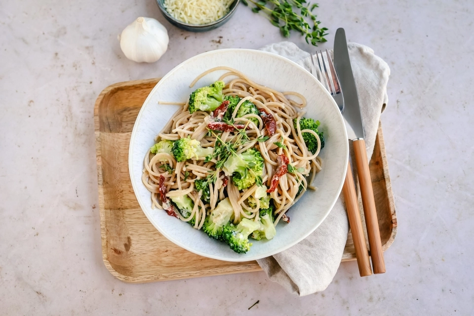 Spaghetti met broccoli & zongedroogde tomaten