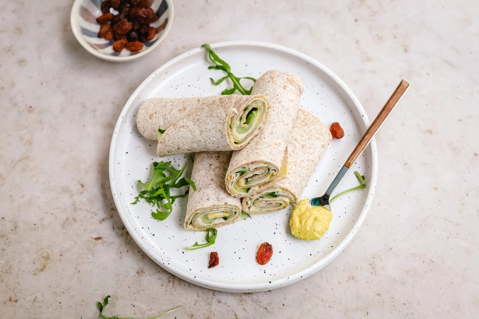 Wrap met kerrie-hummus & kalkoenfilet