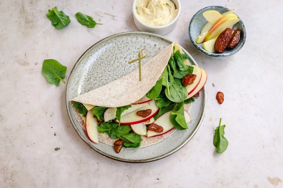 Wrap met mosterd-hummus, kaas & appel