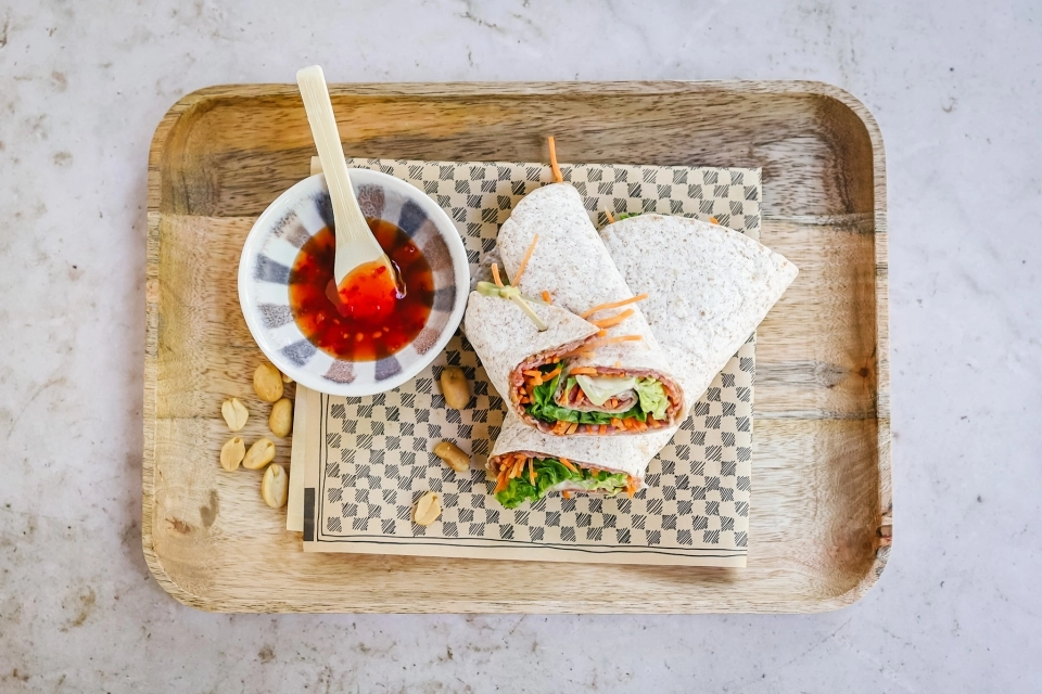 Wrap met pindakaas, rosbief & wortel