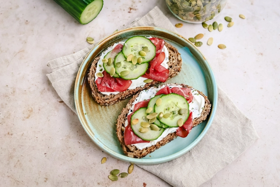 Brood met ricotta, rookvlees & komkommer