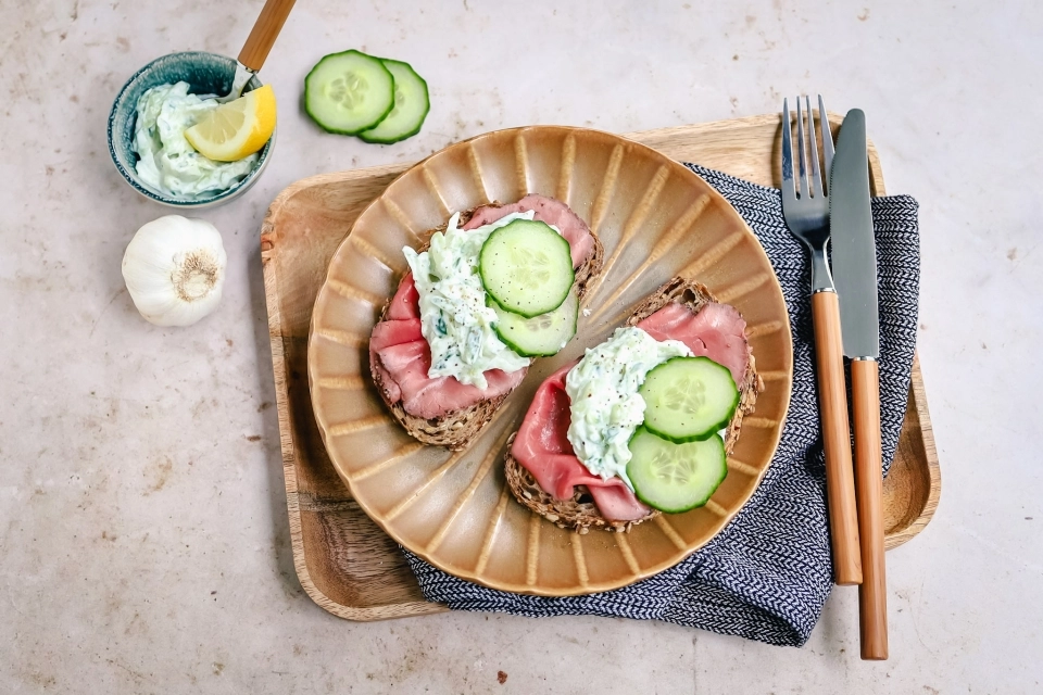 Brood met rosbief & komkommersalade