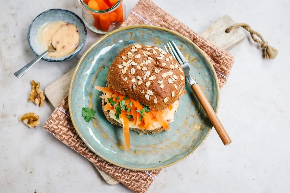 Broodje met chili-mayonaise, kaas & wortel