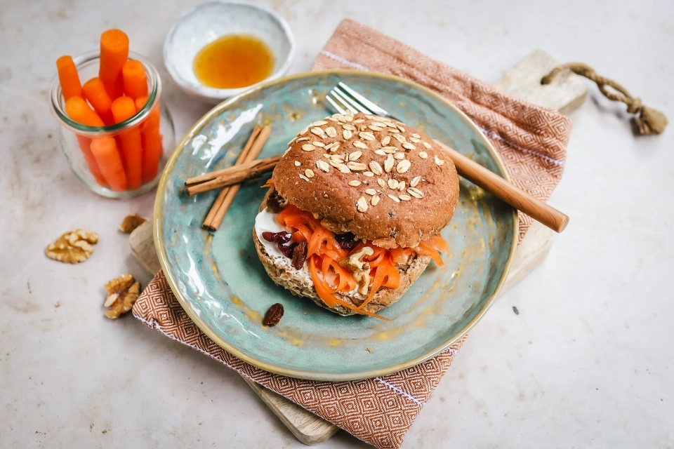 Broodje met zuivelspread & zoete wortelsalade