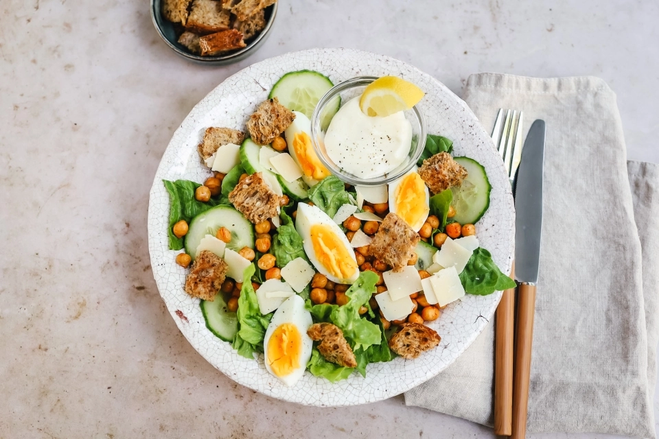 Caesar salade met kikkererwten & croutons