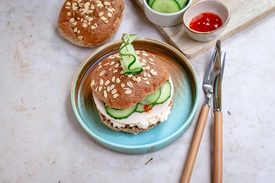 Eiwitrijk broodje met komkommer