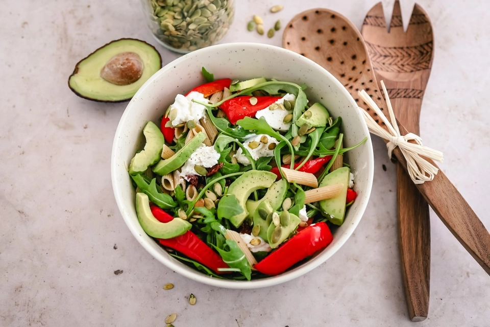 Pastasalade met geroosterde paprika, ricotta & avocado
