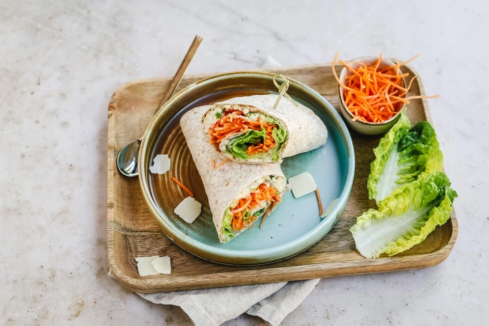 Wrap met kaassalade & wortel julienne