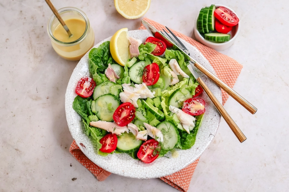Baby romaine salade met gerookte forel