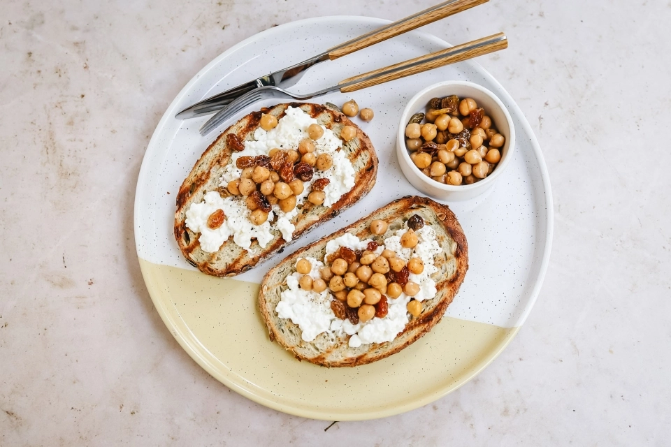 Brood met cottage cheese & kikkererwten