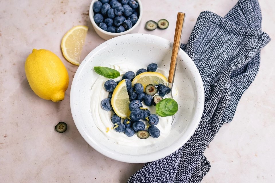 Citroen-mascarpone yoghurt met blauwe bessen