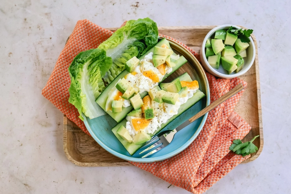 Komkommer sandwich met ei, cottage cheese & avocado