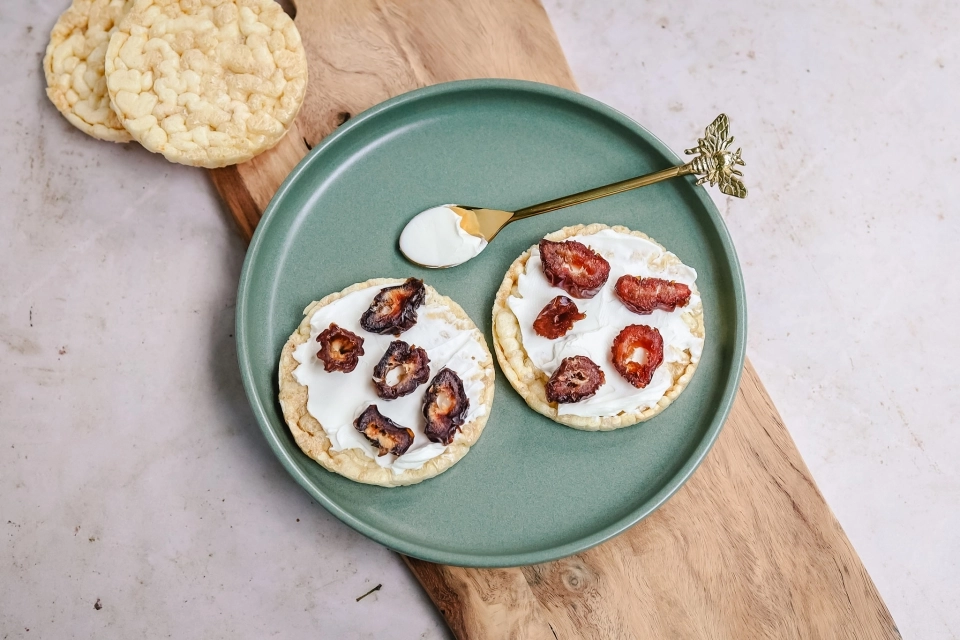 Maïswafels met geitenkaasspread & dadels