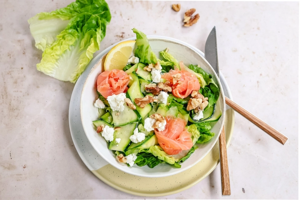 Salade met gemarineerde courgette & gerookte zalm
