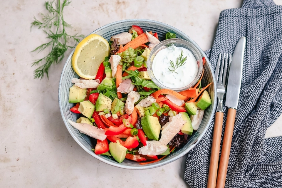 Salade met gerookte forel & avocado
