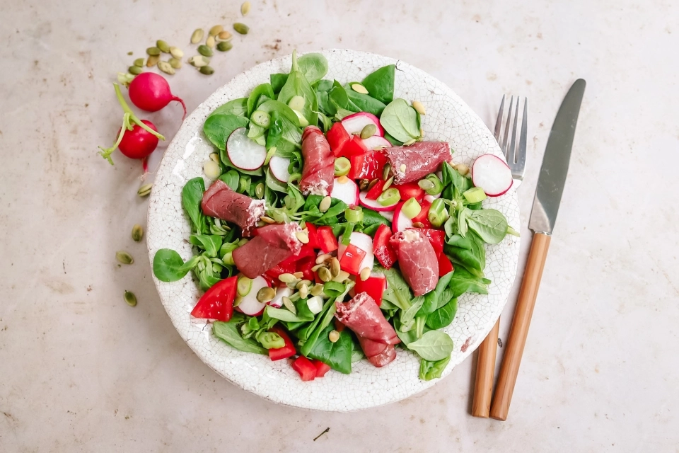 Salade met rookvleesrolletjes