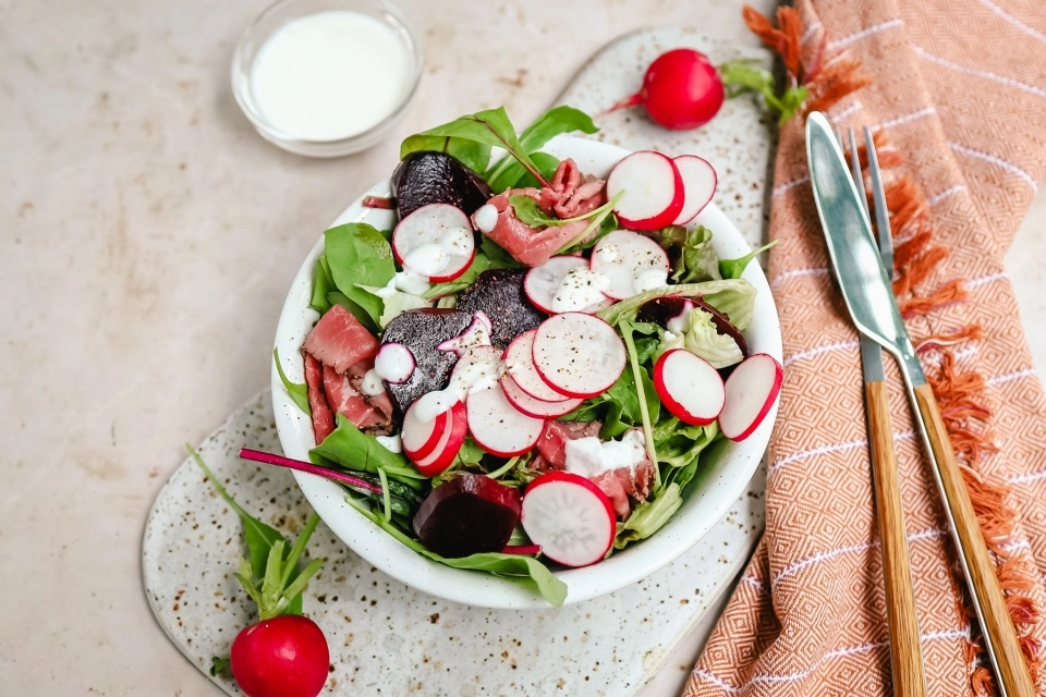 Salade met rosbief, bieten & mieriksworteldressing