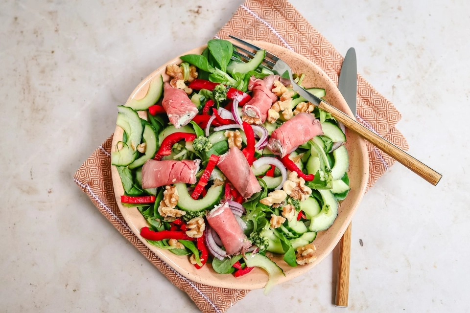 Salade met rosbiefrolletjes