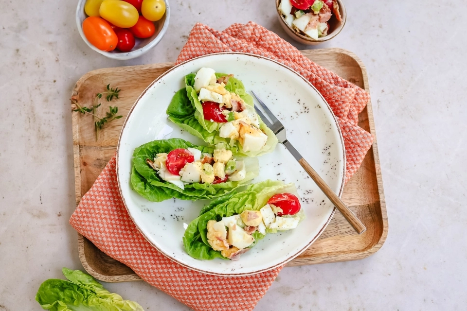 Sla wraps met ei, bacon & tomaat