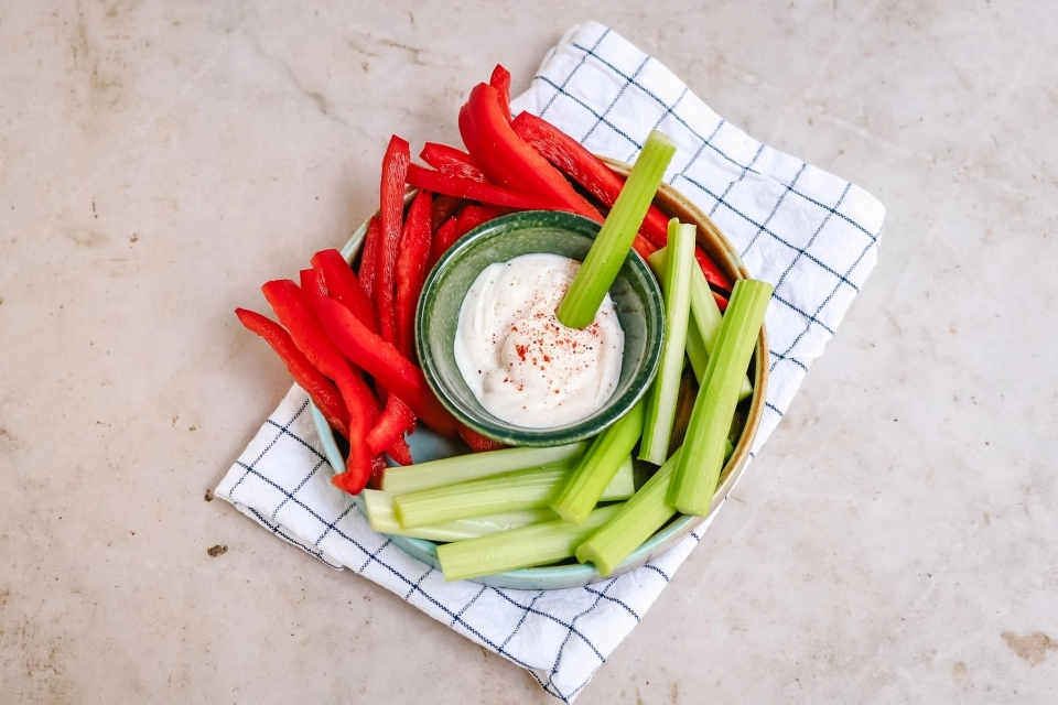 Bleekselderij & paprika met yoghurtdipje