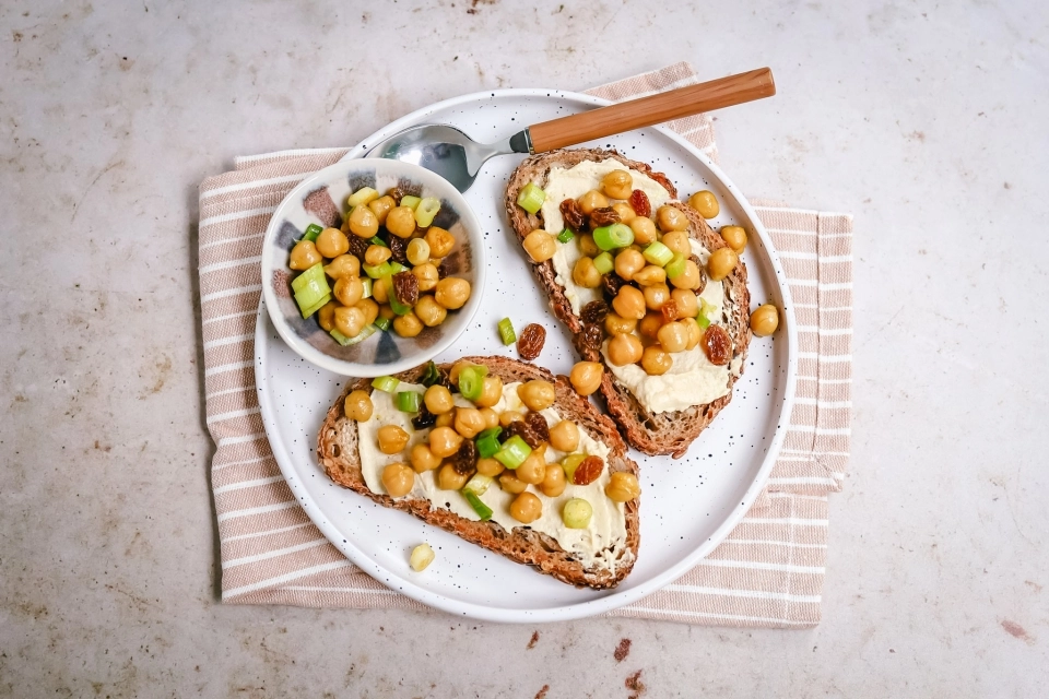 Brood met hummus & zoete kikkererwten