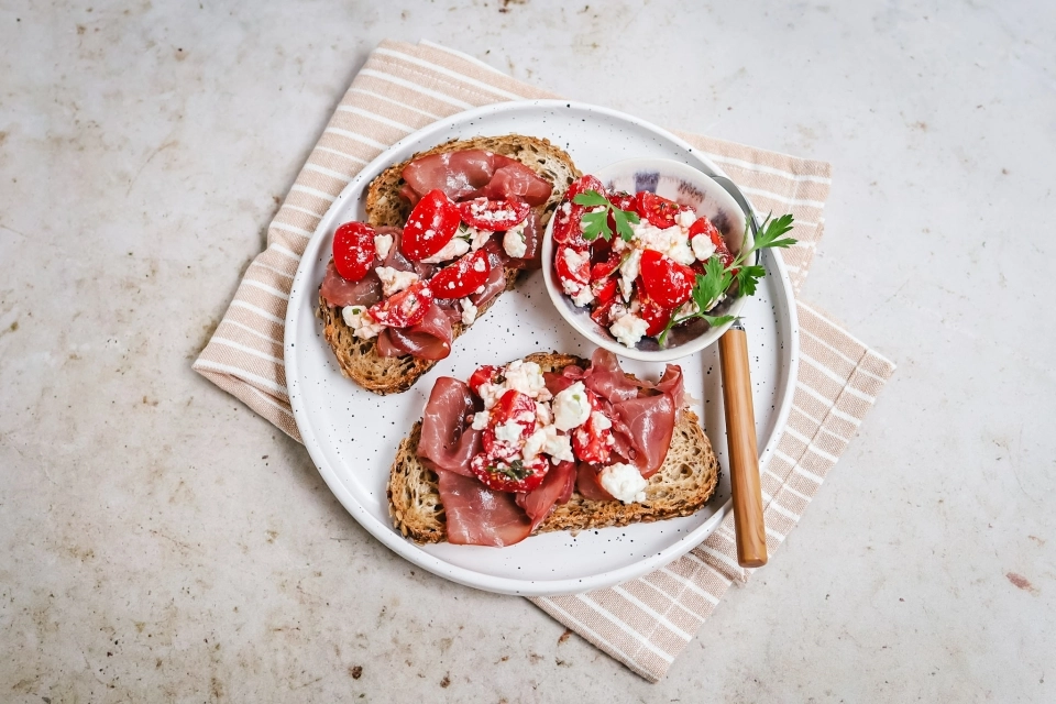 Brood met rookvlees, feta & tomaat