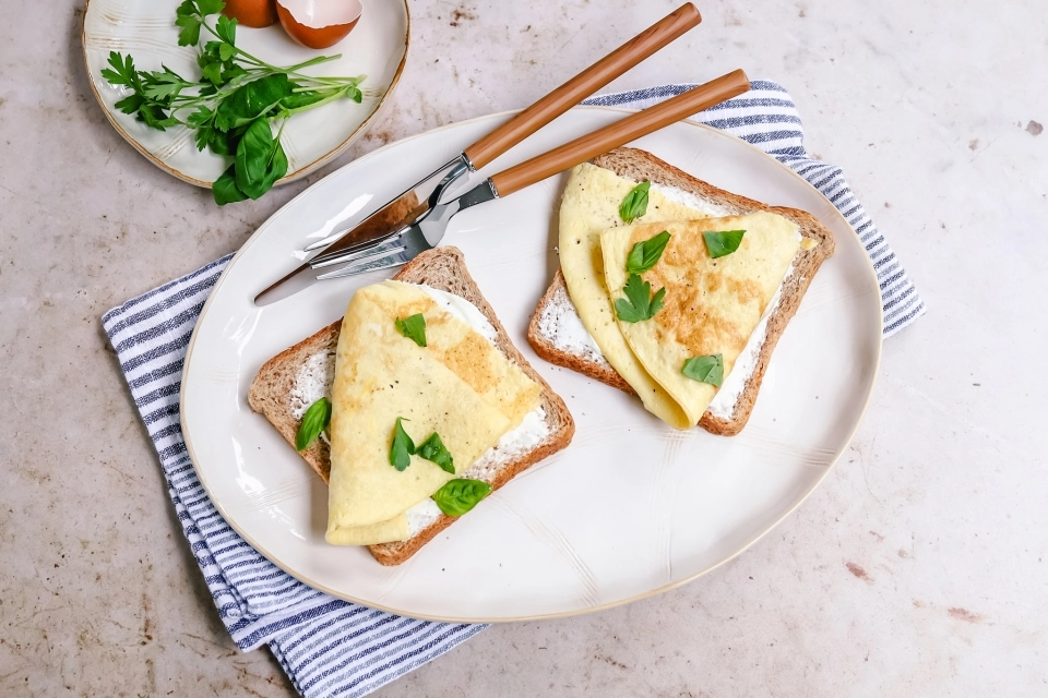 Brood met zuivelspread & ei