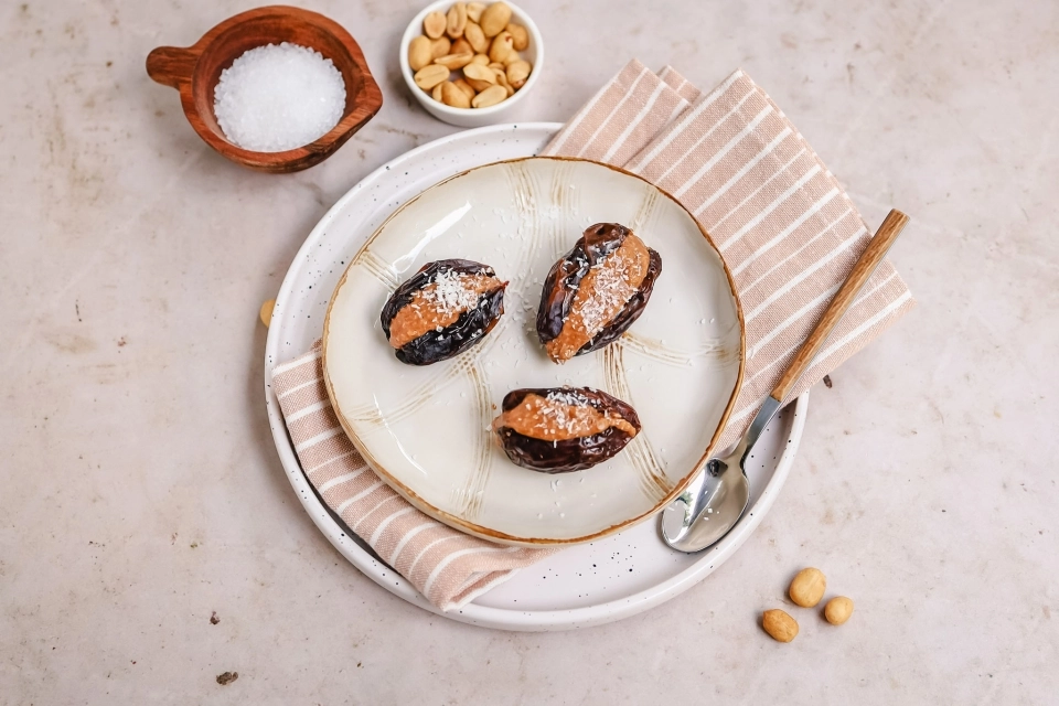 Gevulde dadels met pindakaas & kokos