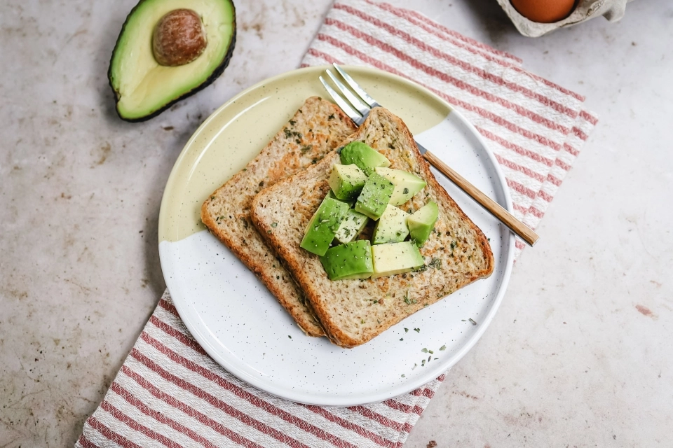 Hartige wentelteefjes met avocado