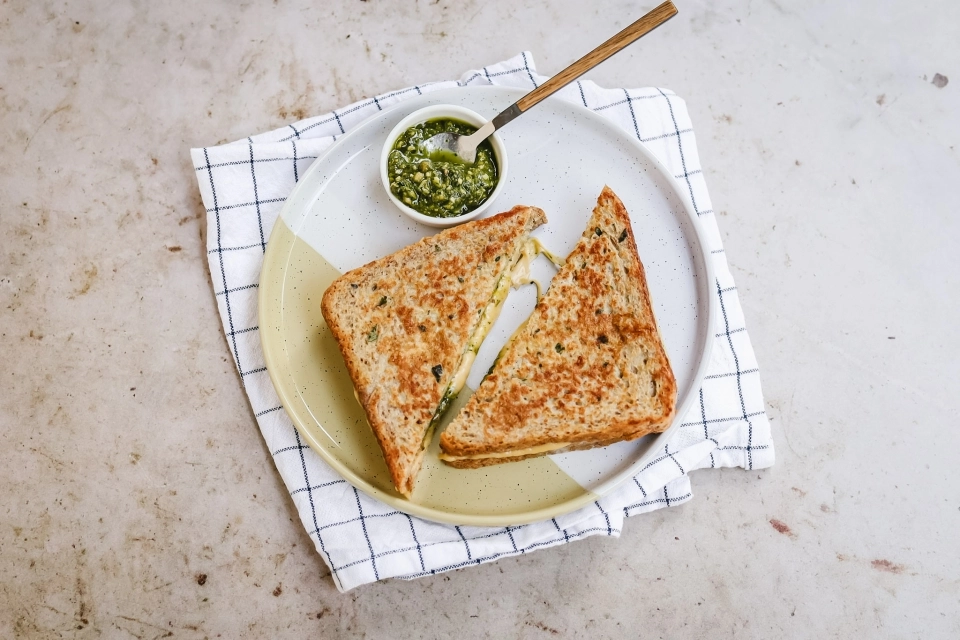 Hartige wentelteefjes met kaas & pesto
