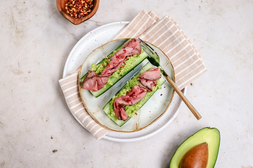Komkommer met avocado & rosbief